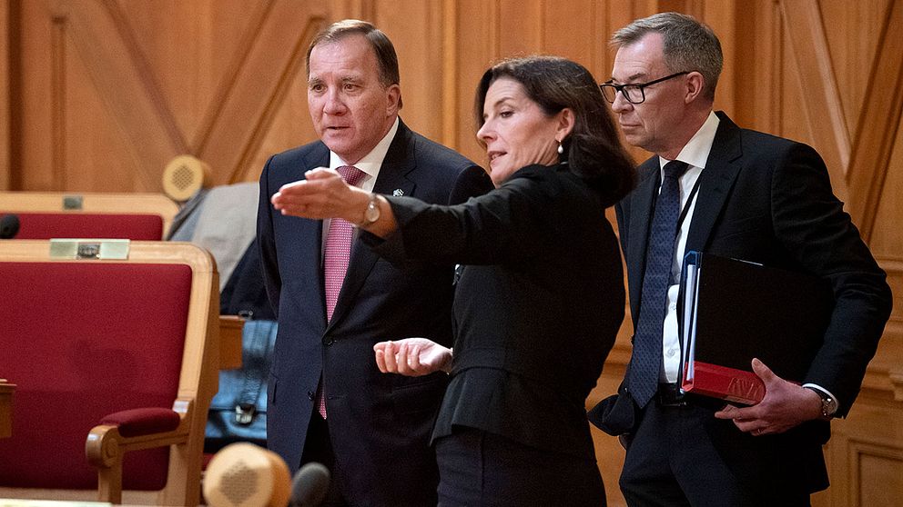 Statsminister Stefan Löfven (S) och KU:s ordförande Karin Enström (M) samt Per Hall, rättschef i statsrådsberedningen.