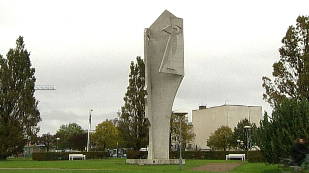 Statyn ”Kvinnohuvud” i Picassoparken, Halmstad