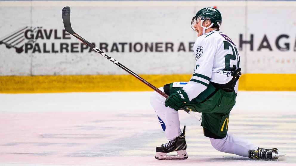 Färjestads Olle Lycksell jublar efter 0-1 under ishockeymatchen i SHL mellan Brynäs och Färjestad den 28 november 2020 i Gävle.