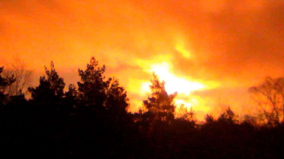 Starta klippet för att se hur himlen Kristiansand, i södra Norge, lystes upp av det kraftiga ljusfenomen som uppstod till följd av bolidens framfart