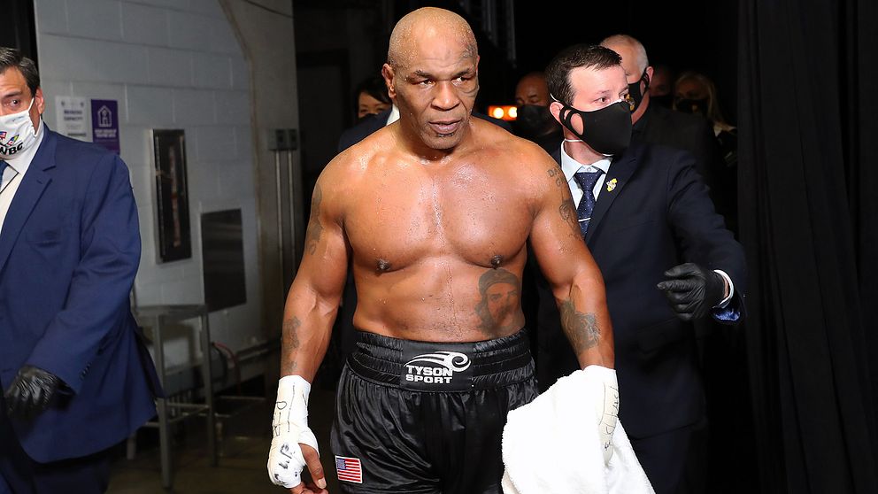 Mike Tyson på väg ut i omklädningsrummet.