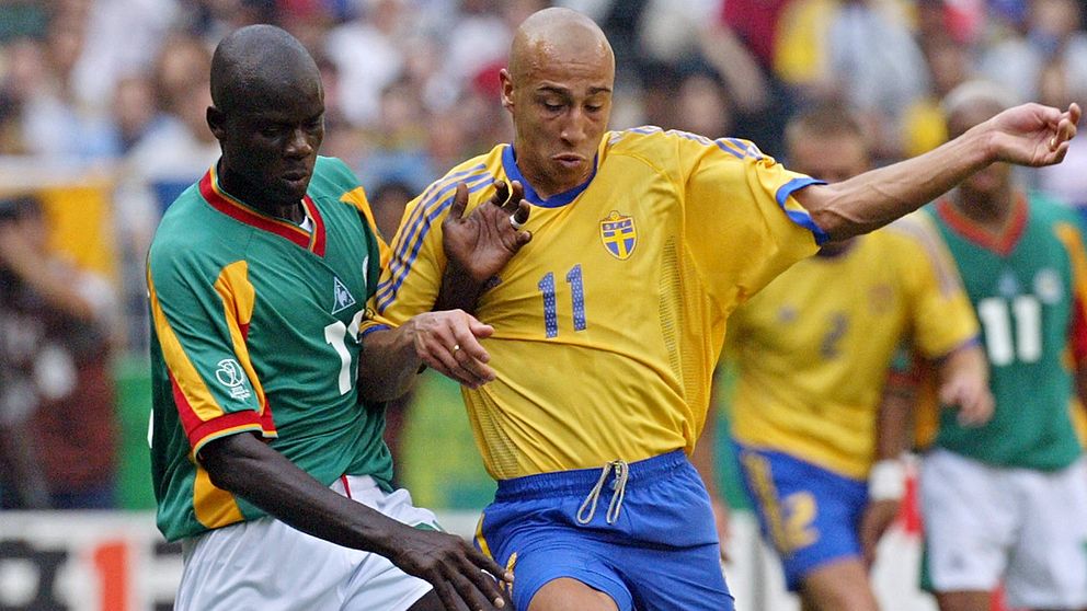 Papa Bouba Diop, här mot Henrik Larsson i VM 2002, har avlidit.