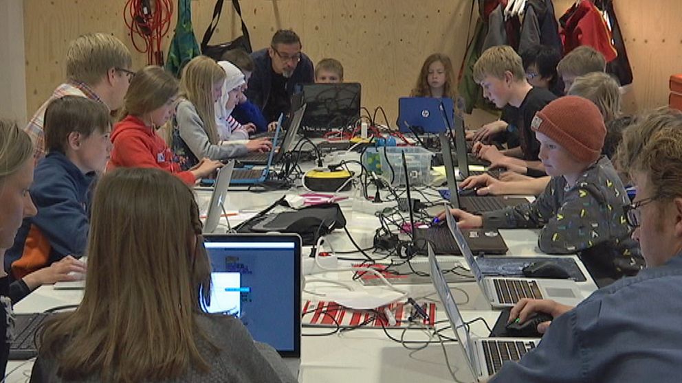 Barn programmerar på Coderdojo.