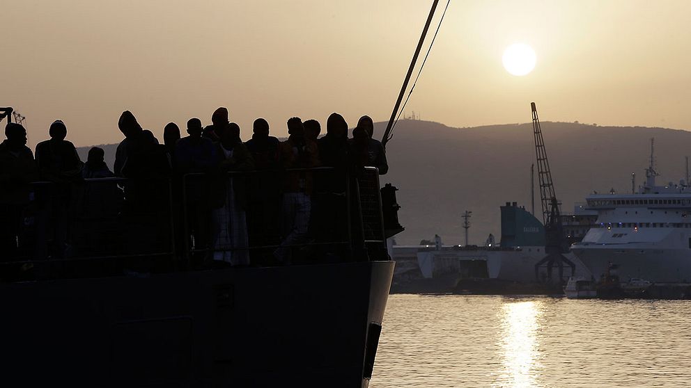 Enligt The Guardian kan en EU-ledd markinsats i Libyen bli aktuell för att sätta stopp för de människosmugglare som opererar från landet. Bilden på en kustbevakningsfartyg som släpper av migranter från Libyen på italienska Sicillien.