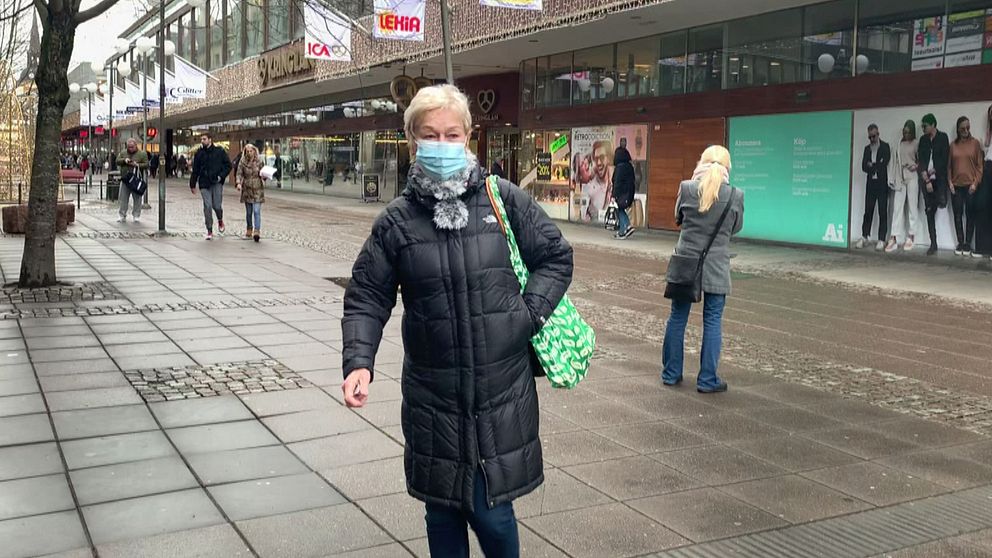 Södertäljebon Ulla Bigren står med munskydd på gågatan