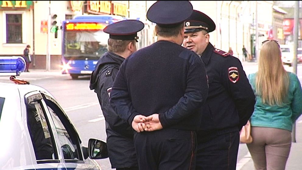 SVT var på plats när rysk polis slog till mot en teatergrupp i Moskva.