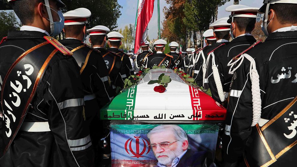 Forskaren Mohsen Fakhrizadeh begravs i Irans huvudstad Teheran efter ett attentat.