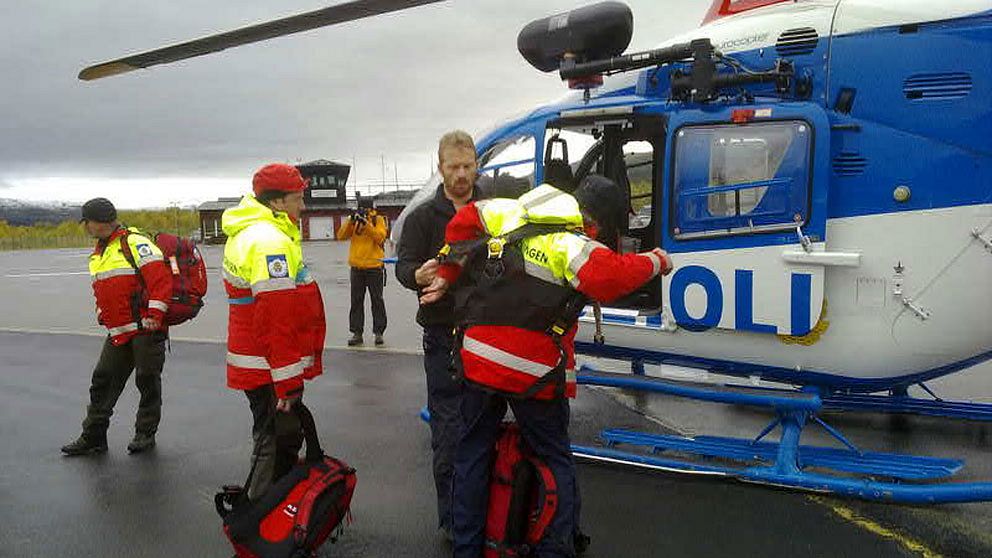 Fjällräddare från Kittefjäll anländer till Hemavans flygfält.
