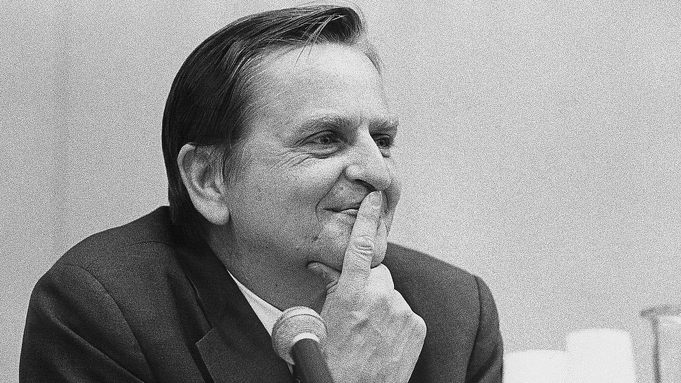 En svartvit porträttbild på Olof Palme.