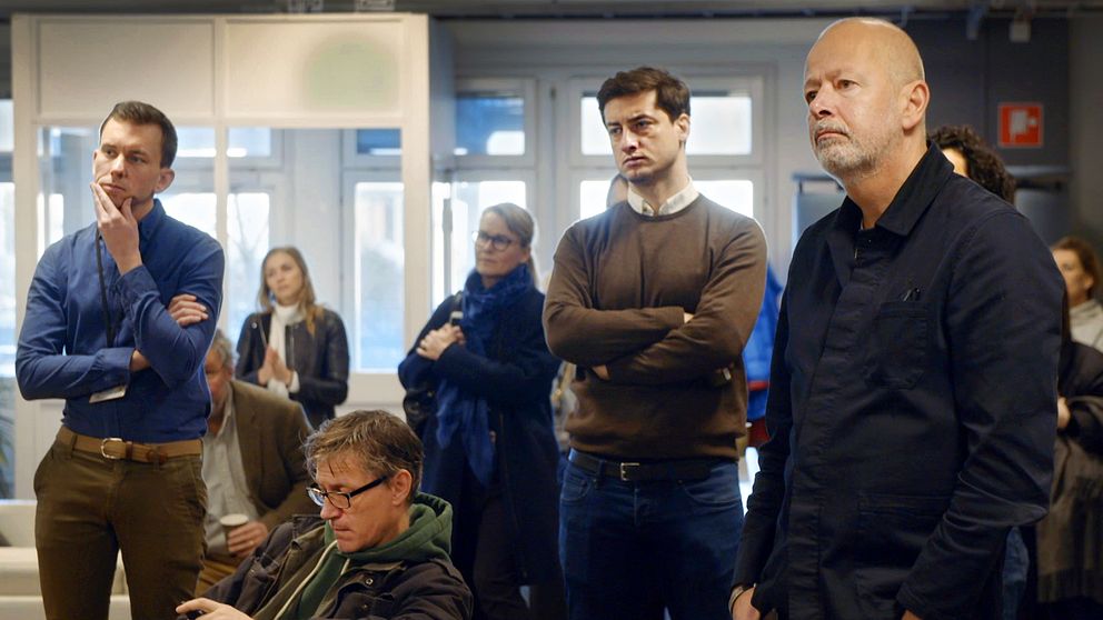 Ett foto på lyssnande medarbetare på SVT nyhetsredaktion vid ett morgonmöte.