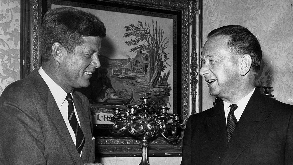 John F Kennedy i möte med Dag Hammarskjöld.
