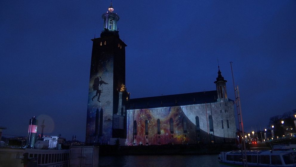 Ljusinstallation i form av astronaut på Stockholms stadshus fasad