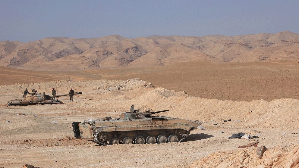 Syriska stridsvagnar nära den antika staden Palmyra.