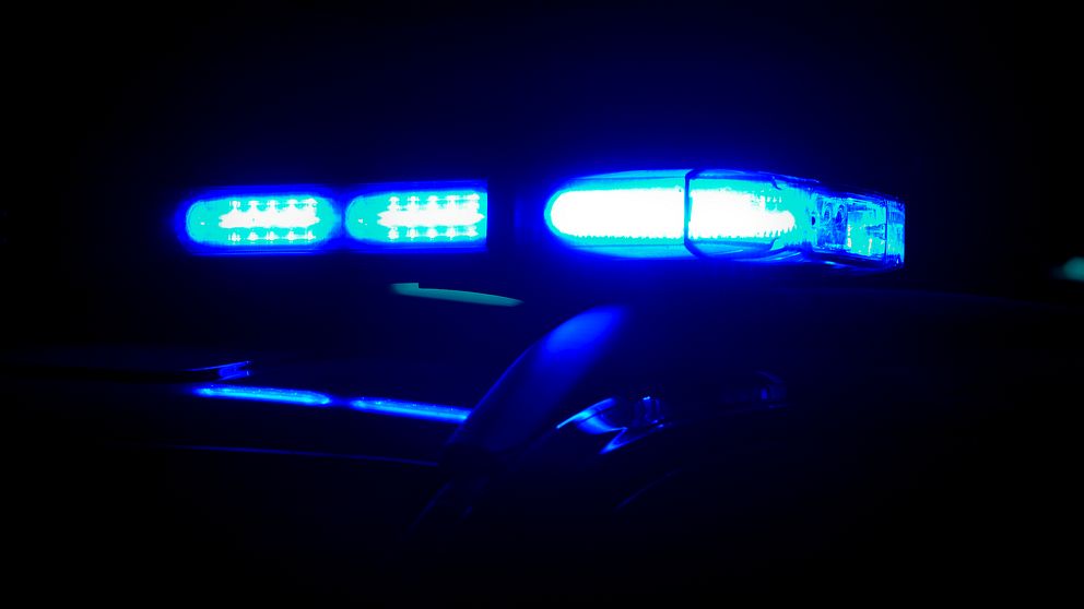 Bild på en polisbils blåa utryckningslampor.