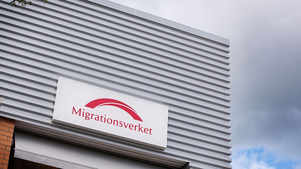 Migrationsverkets logga på fasad.