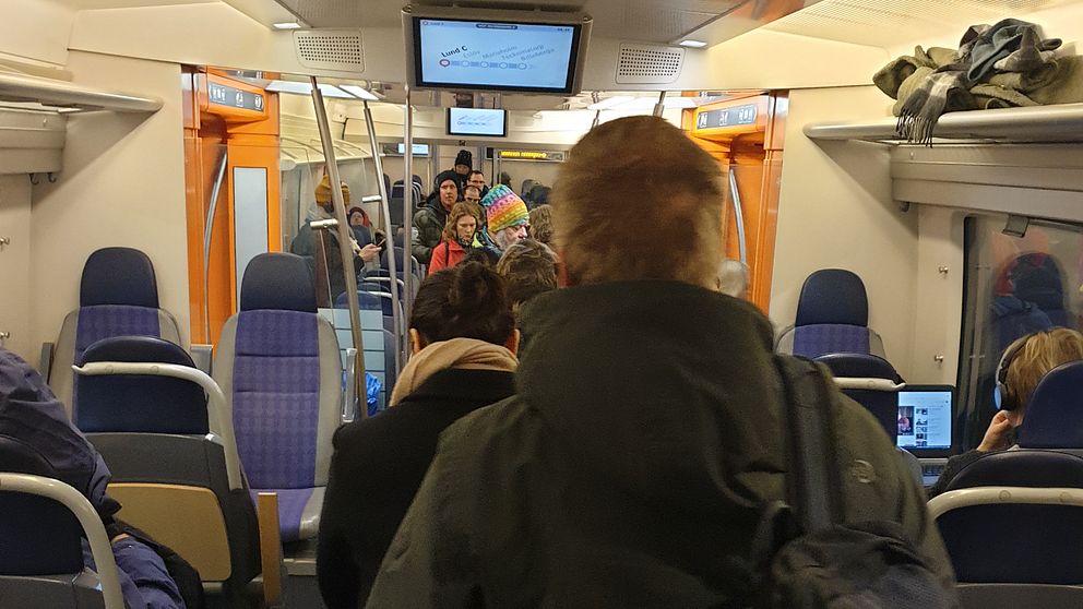 En bild inifrån ett tåg, där det verkar förekomma en del trängsel.