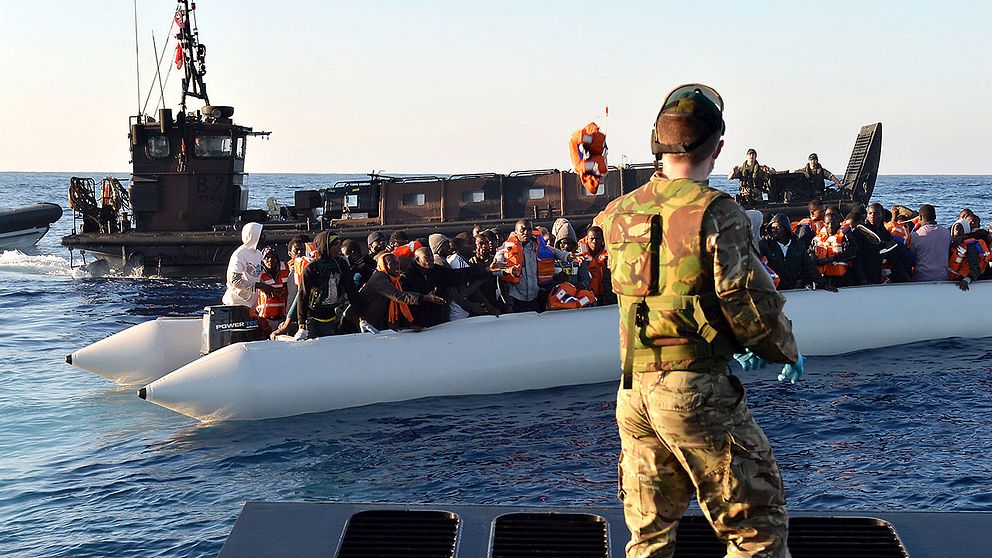 Brittisk militär tar hand om flyktingar på Medelhavet