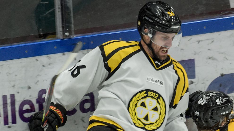 Brynäs Jonathan Sigalet i en sargduell med Skellefteås Jonatan Berggren