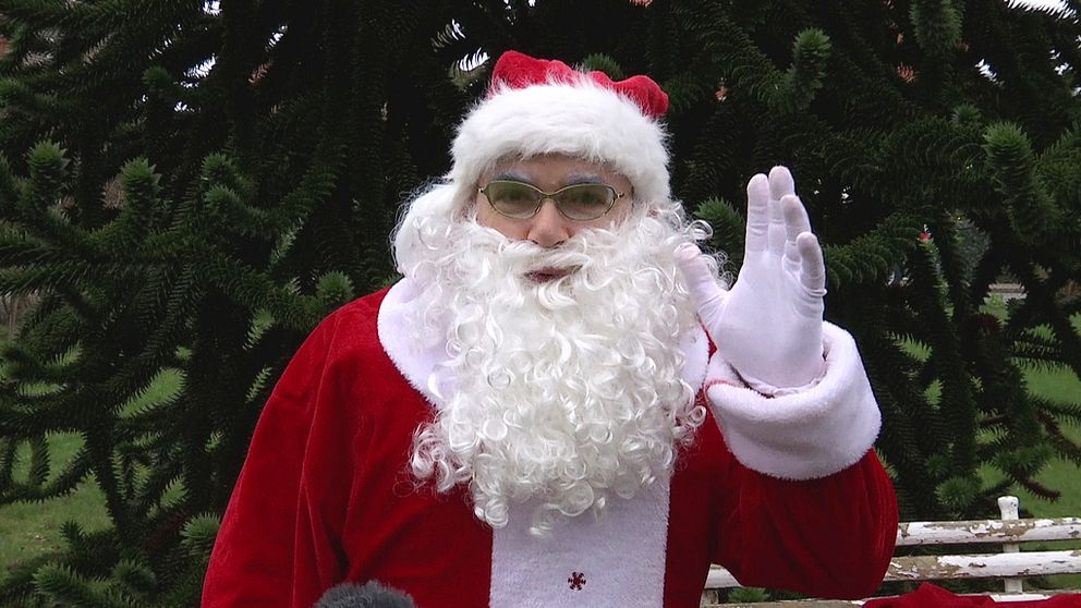 Tomten Gregogy vinkar in i kameran och önskar god jul.