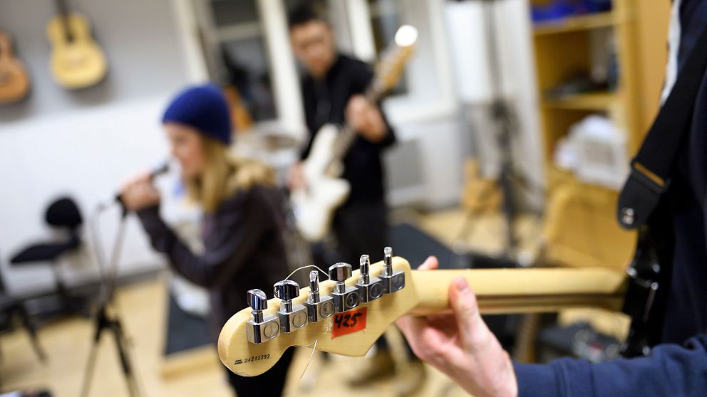 Elever spelar gitarr och sjunger.