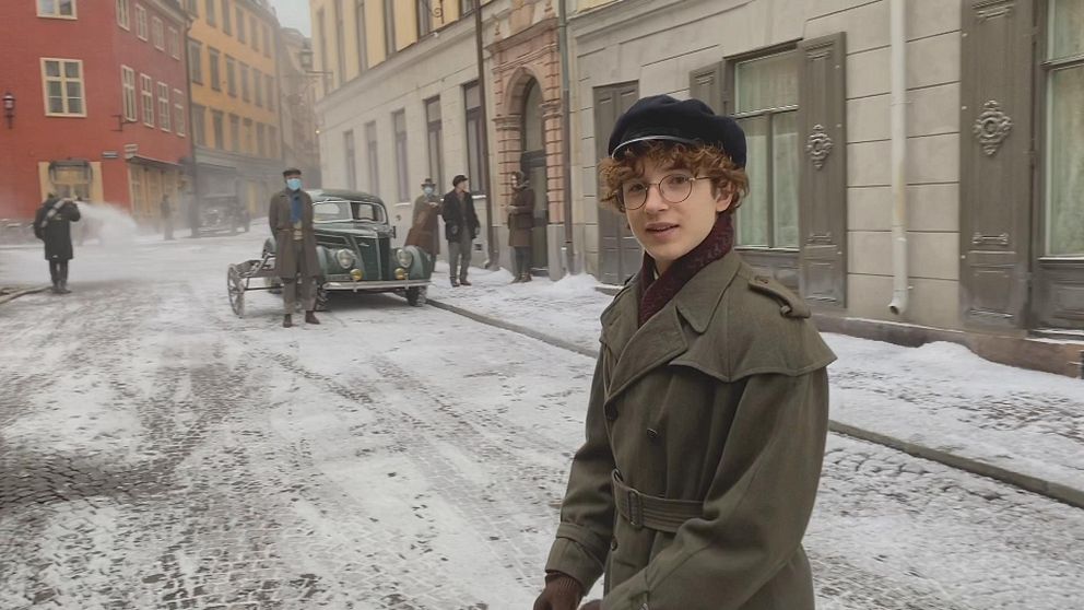 Simon Larson som Karl-Bertil Jonsson under filmatiseringen av den klassiska julsagan i stadsmiljö.