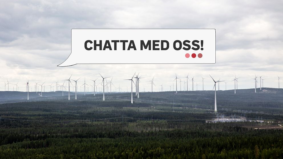 Stort skogslandskap med flera vindkraftverk utplacerade. Textskylt ”Chatta med oss” i mitten.