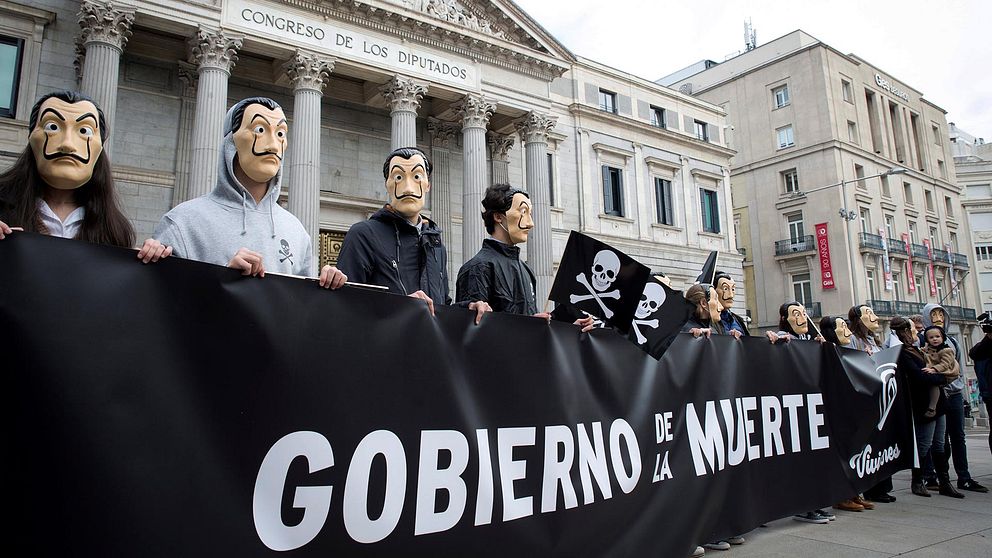 Spanien är på väg att legalisera dödshjälp. Bilden visar protester i Madrid i samband med omröstningen.