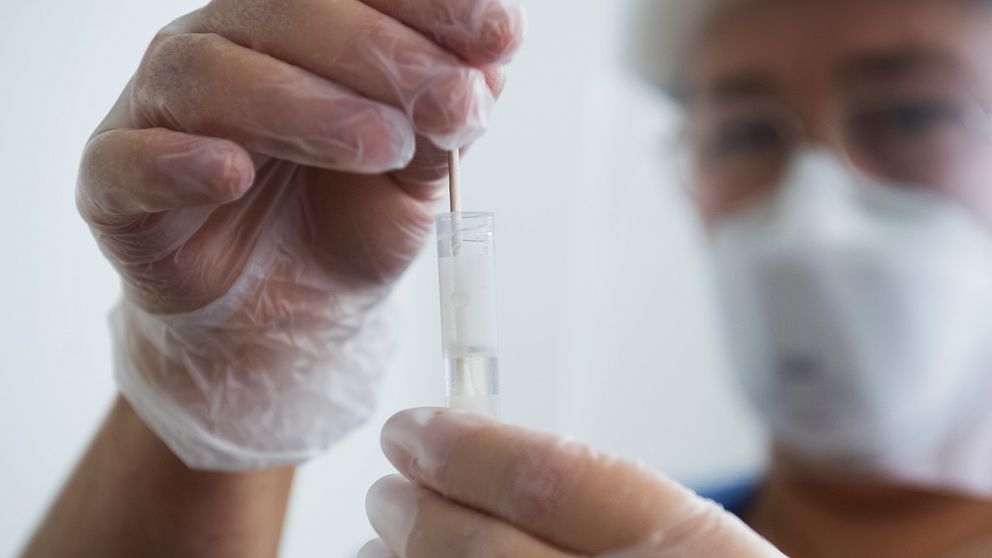 En sjuksköterska i skyddsutrustning har utfört ett PCR covid-19 test på en patient. Arkivbild.