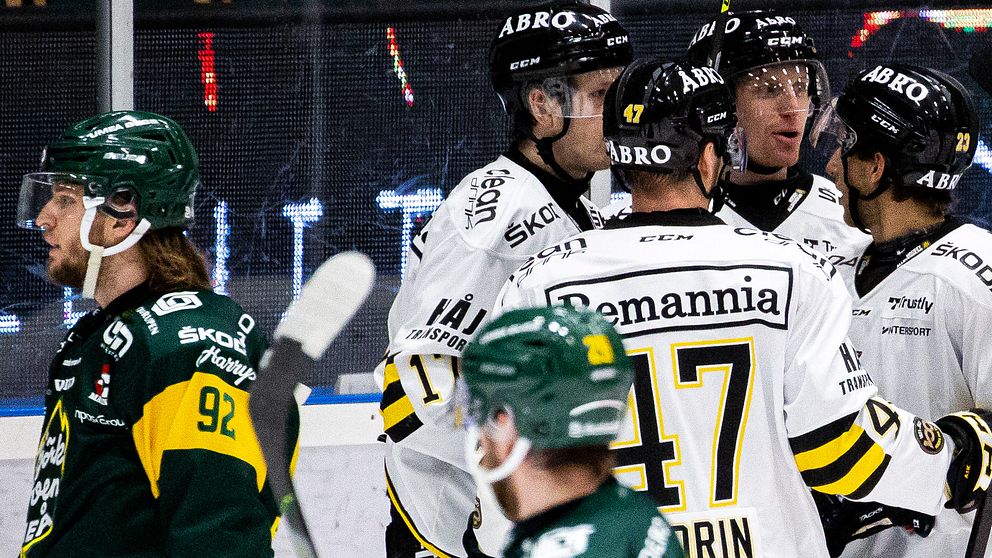 AIK:s spelare jublar med Filip Windlert efter 0-1 under ishockeymatchen i Hockeyallsvenskan mellan Björklöven och AIK den 18 december 2020 i Umeå.