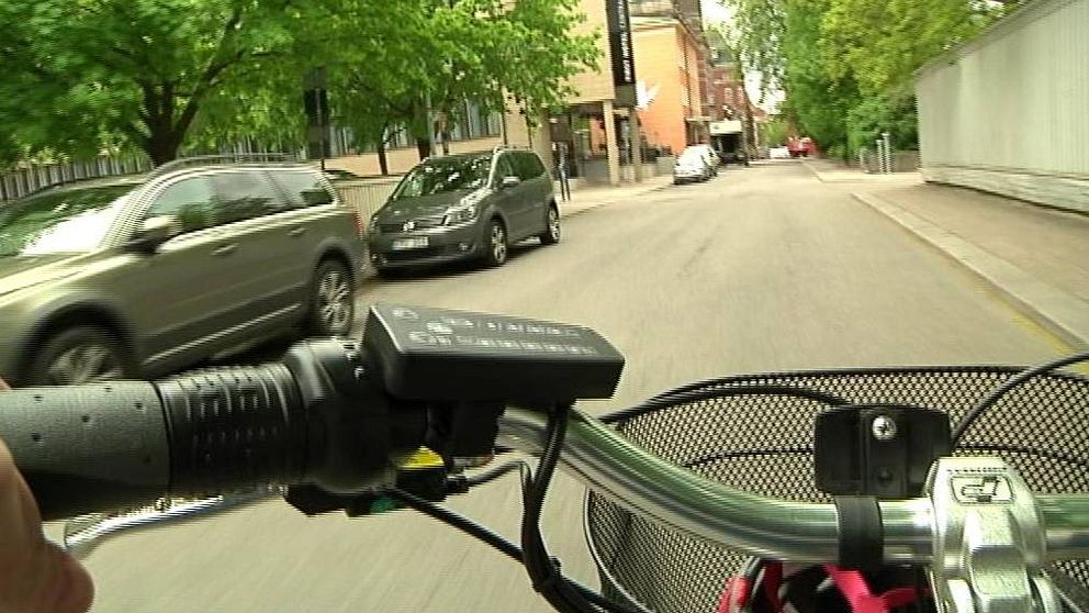 Person cyklar på en el-cykel