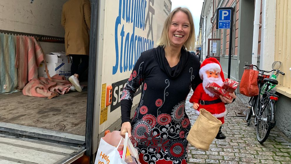 Susanne Lundström, direktor på Kalmar stadsmission bär in julmatkassar och julklappar som ska delas ut till de mest behövande på årets julfirande.