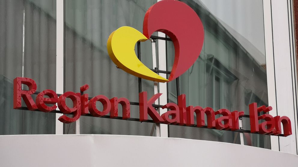 En bild på region Kalmars logotyp utanför regionhuset i Kalmar