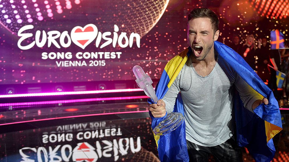 Bild på Måns Zelmerlöw som jublar efter att ha vunnit Eurovision Song Contest 2015.