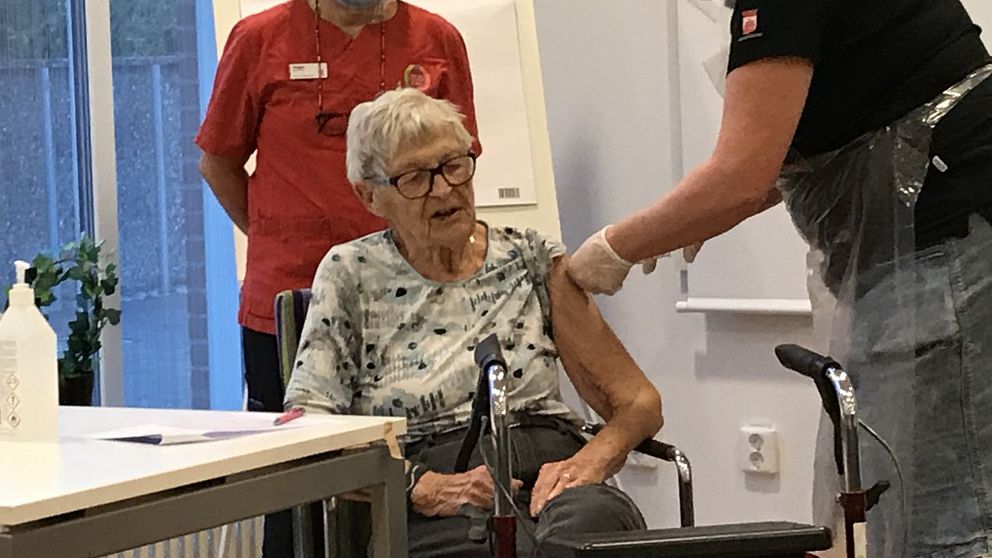 Söndagen den 27 december 2020. Historiskt ögonblick på vårdboendet på Råå när Karin Johannesson, 89 år, blev den första skåningen som vaccinerades mot covid-19.