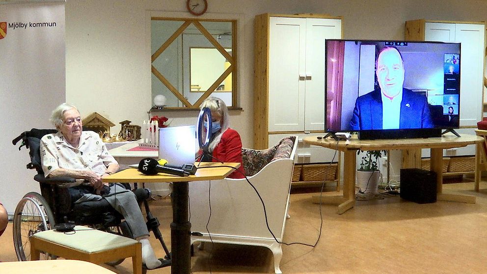 Gun-Britt Johnsson pratar via dataskärm med statsminister Löfven