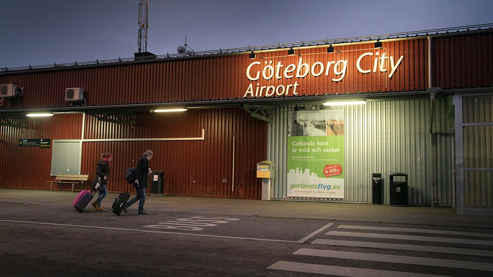 Två personer med resväskor utanför Göteborg City flygplats, som i dag heter Säve flygplats.