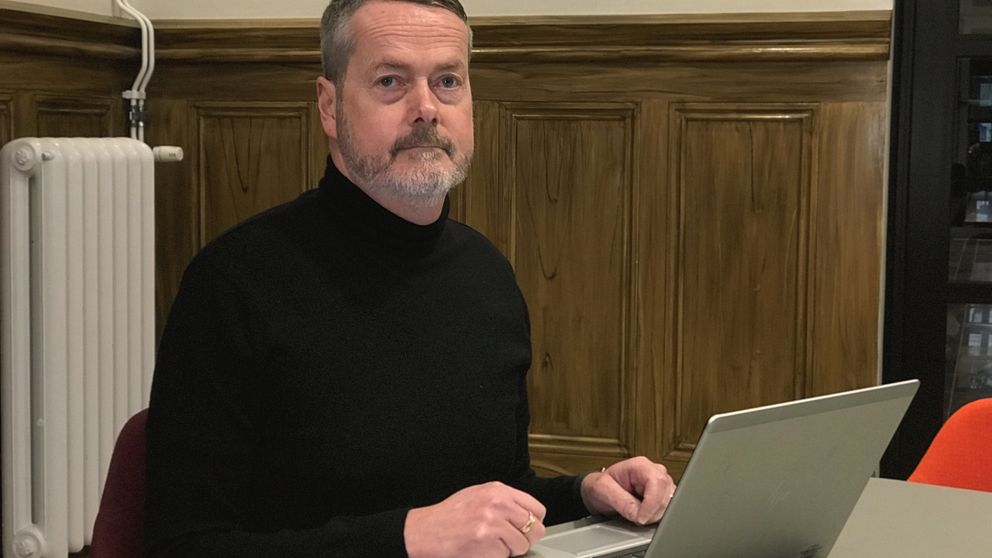 Gustaf Olsson vid dator i sammaträdesrum