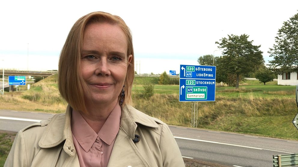 Ylva Pettersson (M), kommunalråd i Skara framför korsning till väg 49