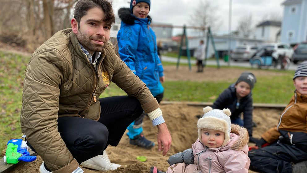 Man och flicka i sandlåda