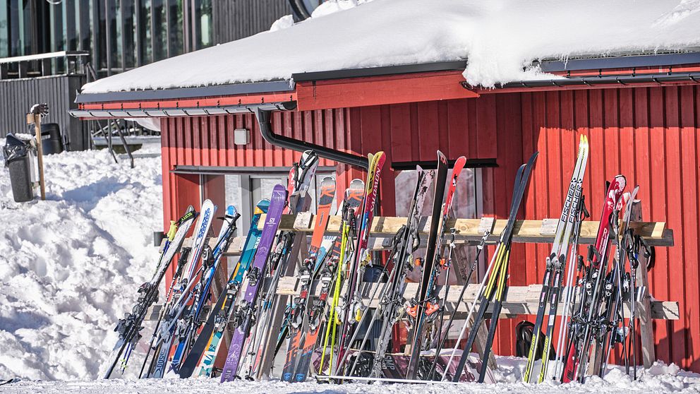 Under tisdagen bekräftade Skistar att personal vid företagets anläggning i Sälen insjuknat i covid-19 och att de tillsammans med medarbetare som arbetat i närheten av dem satts i karantän.