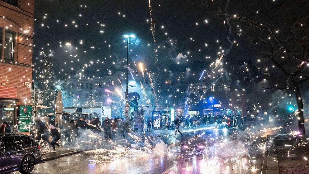 Raketer sköts på både höjde och tvären på Möllevångstorget i Malmö.