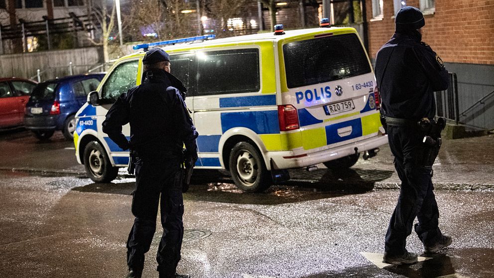 Två personer anhölls på nyårsdagen skäligen misstänkta för mordförsök efter ett storbråk i centrala Klippan strax efter tolvslaget på nyårsnatten.