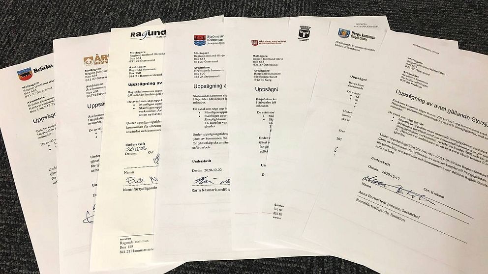 Åtta papper ligger bredvid varandra. De är från kommunerna i Jämtlands län. På papperen står att avtal gällande Storsjögläntan sägs upp.