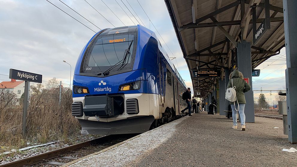 Mälartåg vid perrongen på Nyköping central.