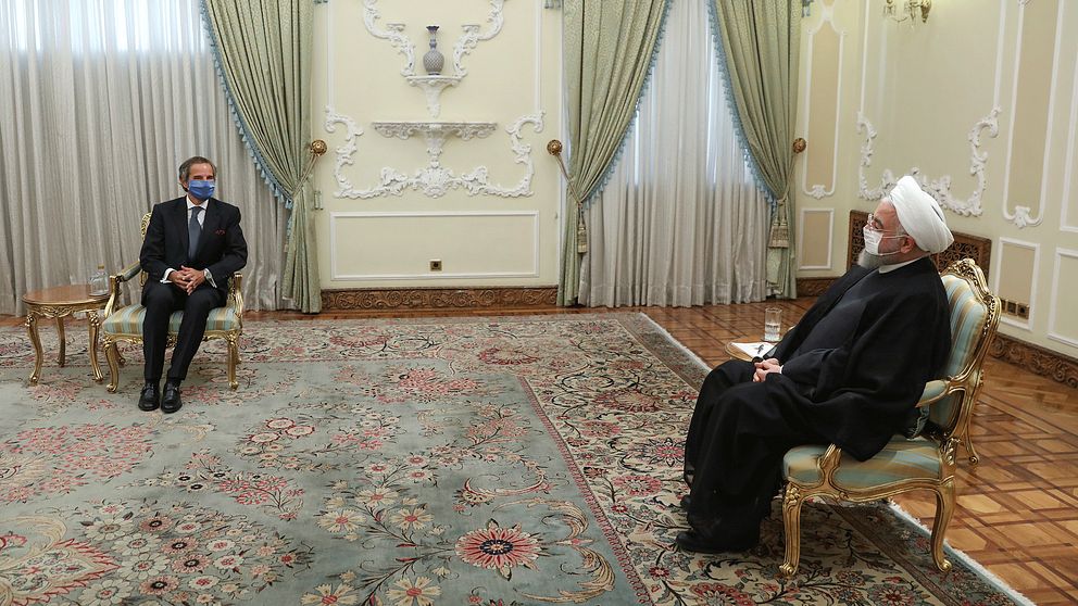 Irans president Hassan Rouhani, till höger, möter Rafael Mariano Grossi, chef för FN:s atomenergiorgan IAEA.
