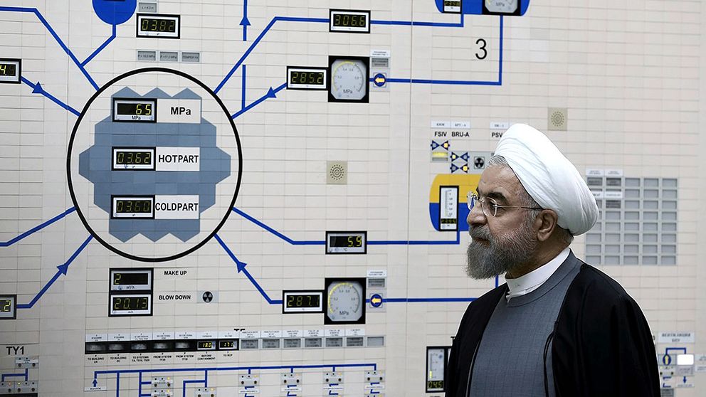 Irans president Hassan Rouhani besöker Bushehr kärnkraftverk.