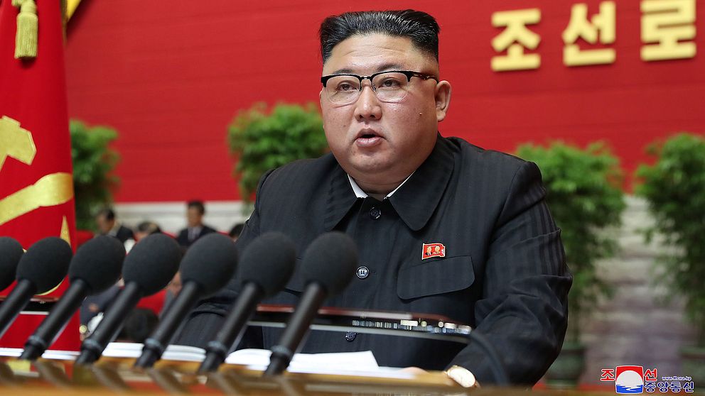 Nordkoreas diktator Kim Jong-Un under ett tal vid den åttonde kongressen i landets historia.