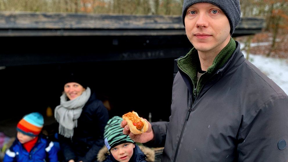 Herman Broberg med en varmkorv i handen