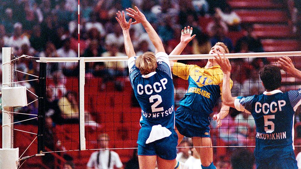Bengt Gustafsson vid nätet i EM-semifinalen i Globen, där Sverige sensationellt slog ut dåvarande Sovjet ur turneringen.