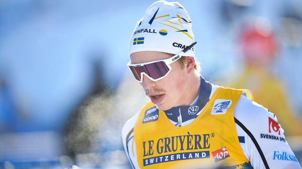 William Poromaa kraschade i herrarnas masstart i Tour de Ski.